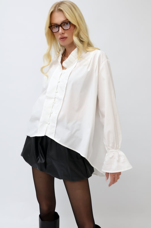 מכופתרת לבנה צווארון