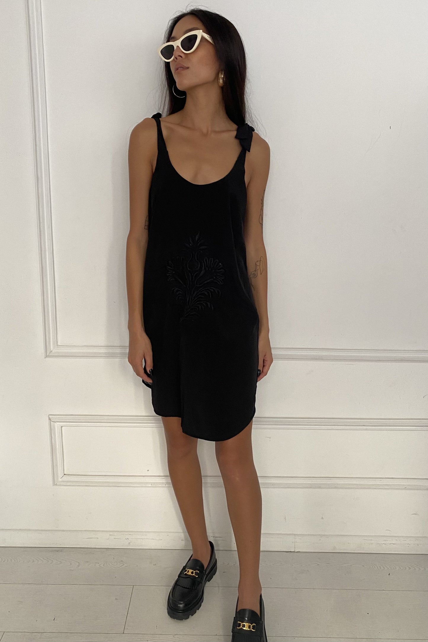 שמלת אוליביה רקמה - בריק