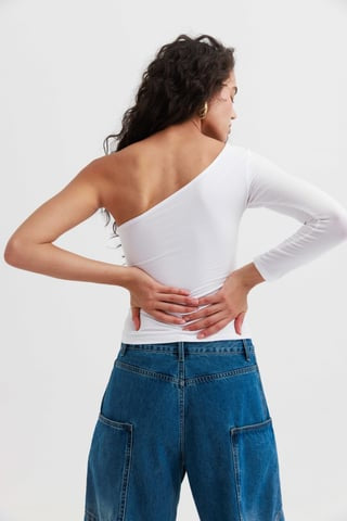 חולצת אליס כתף אחת - לבן