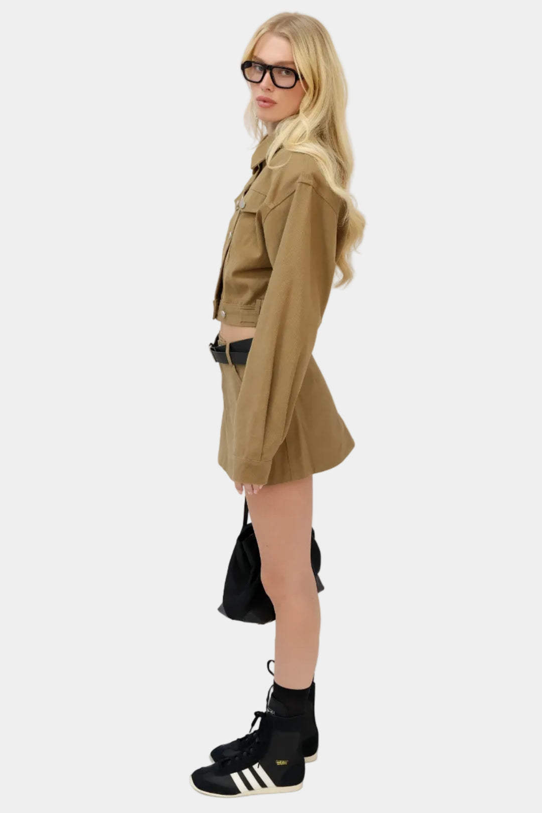 חליפה גקט ומיקרו חצאית בז