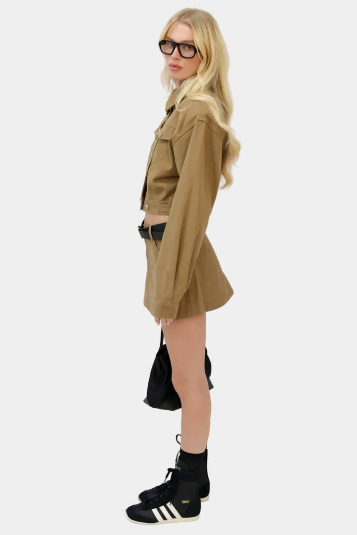 חליפה גקט ומיקרו חצאית בז