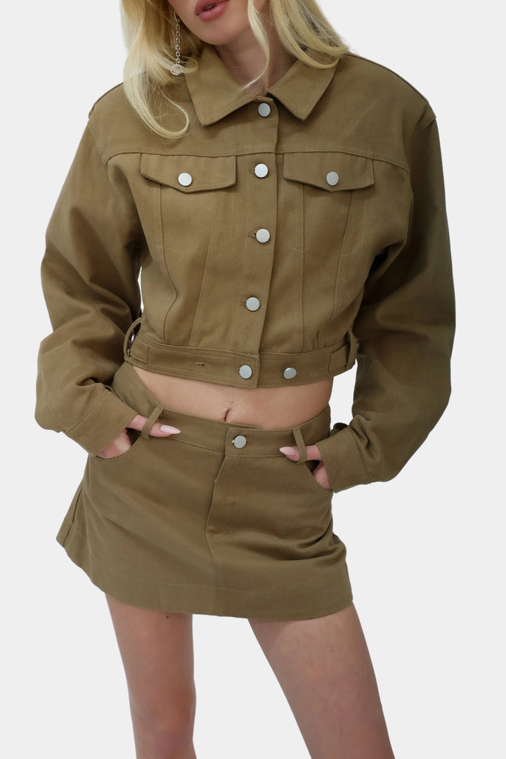 חליפה גקט ומיקרו חצאית בז