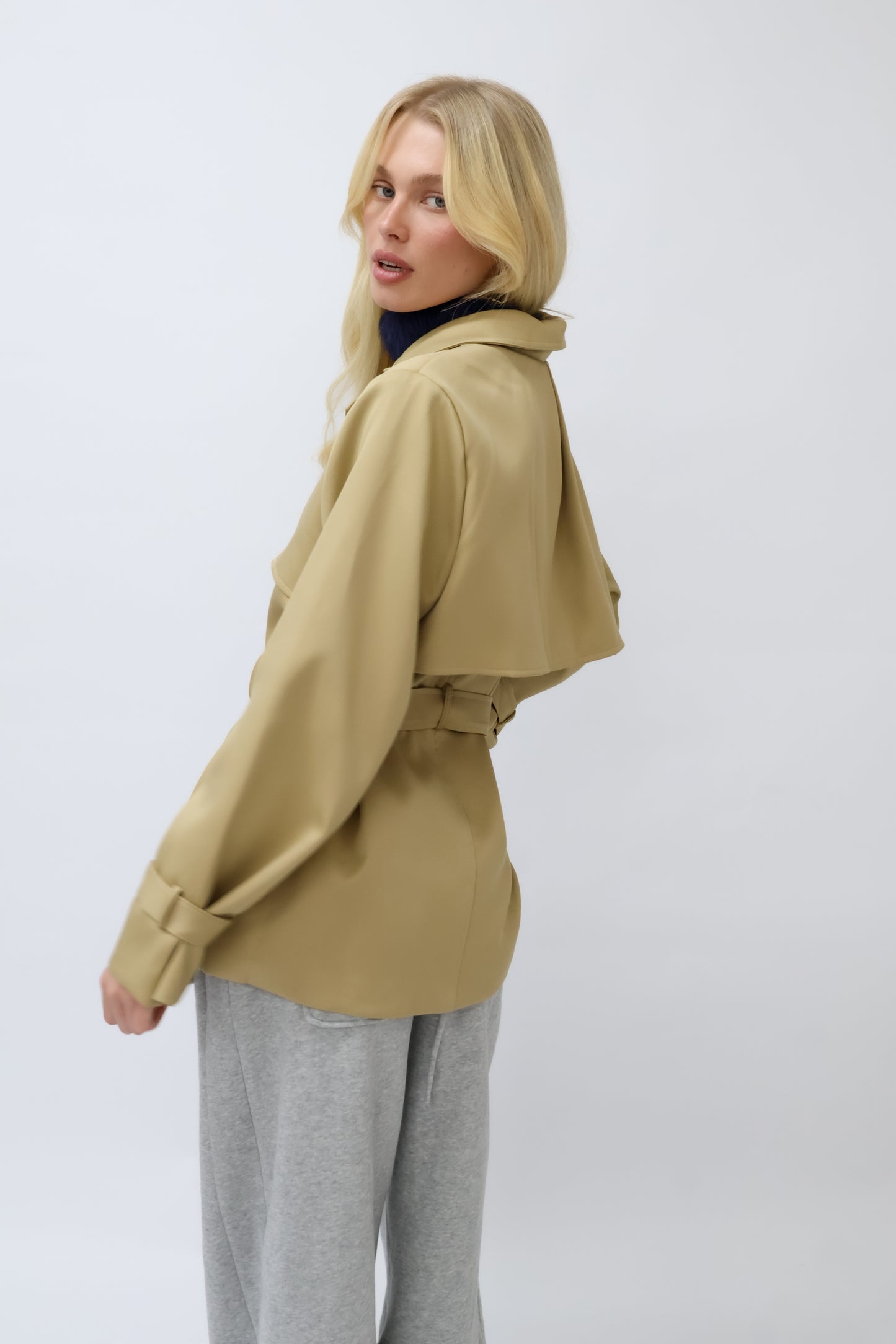 גקט טרנץ קצר - שחור