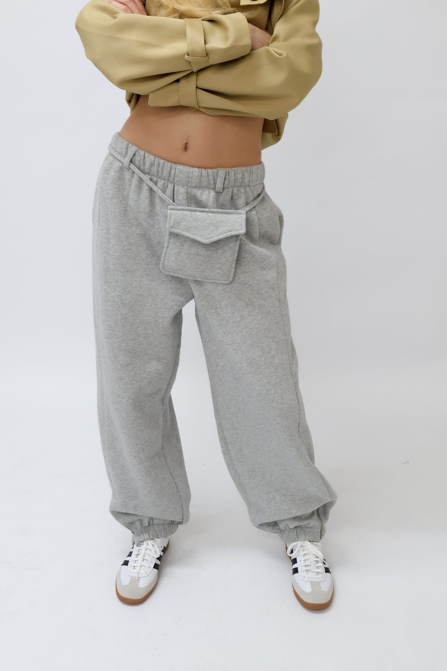 מכנסי טרנינג עם חגורת כיס - אפור מלנג