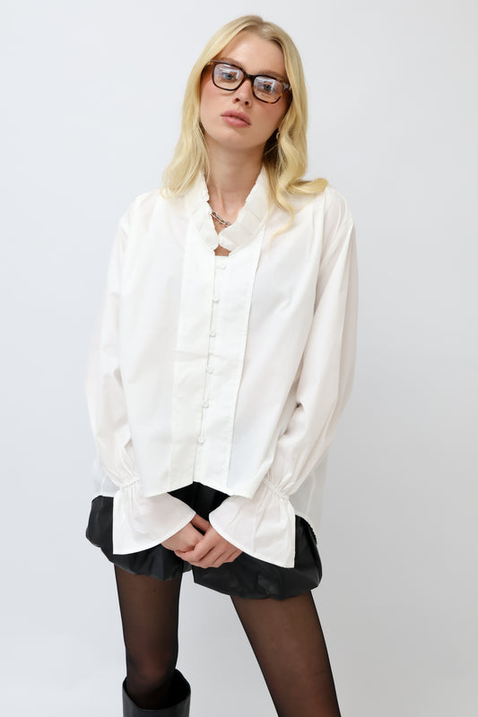 מכופתרת לבנה צווארון