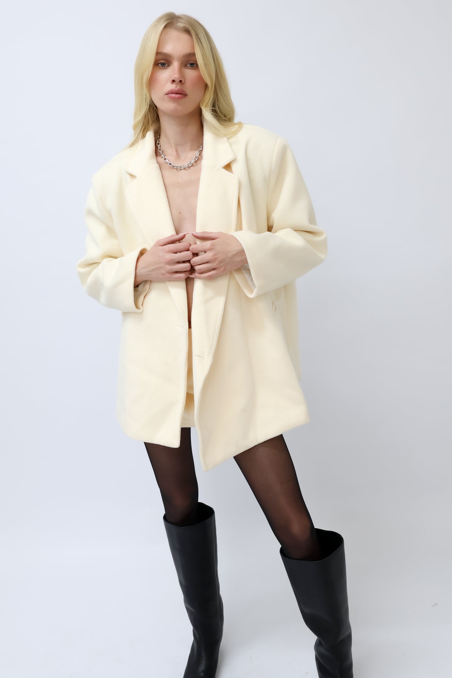 חליפה גקט ומיקרו חצאית שמנת