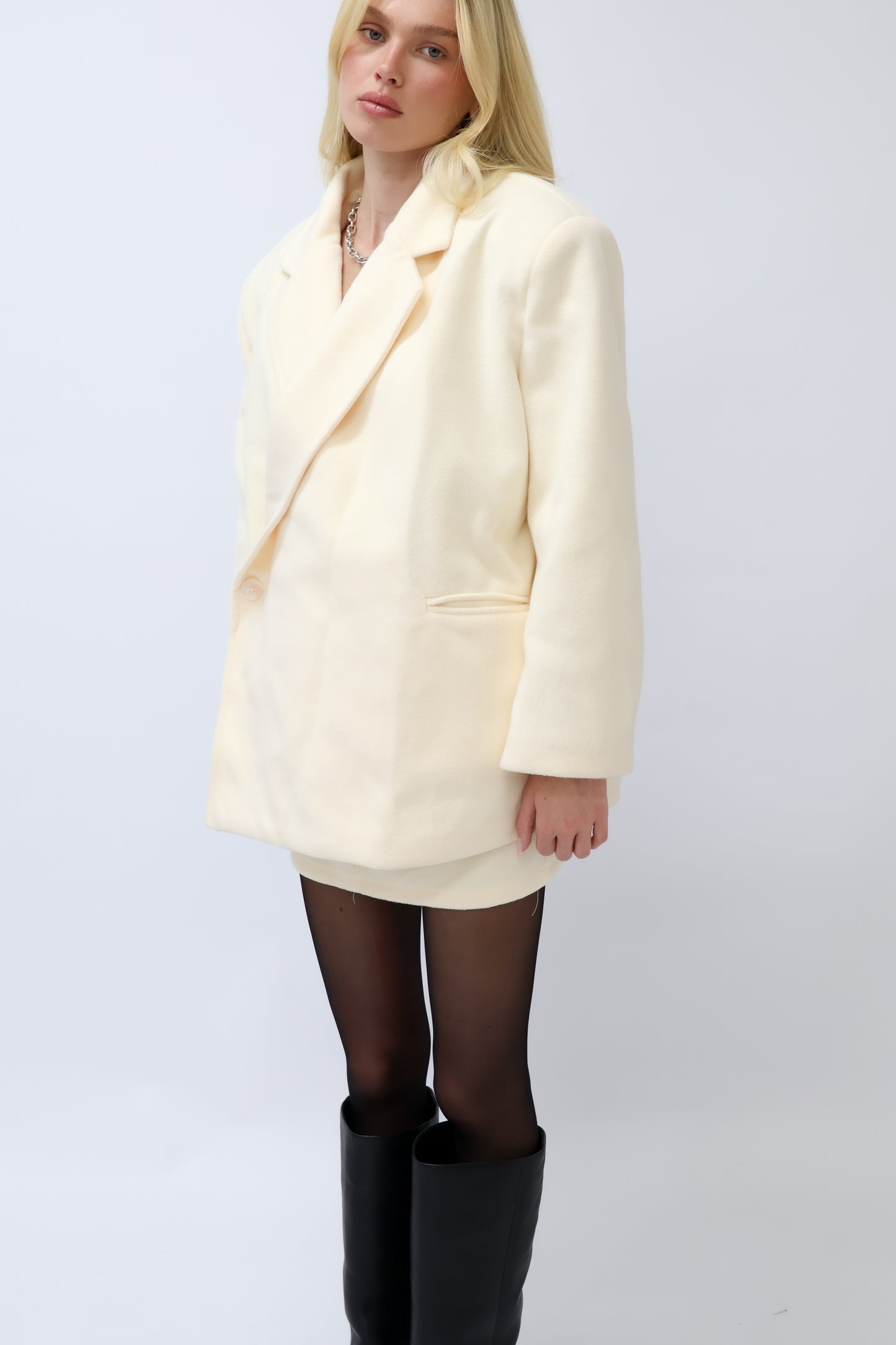 חליפה גקט ומיקרו חצאית שמנת