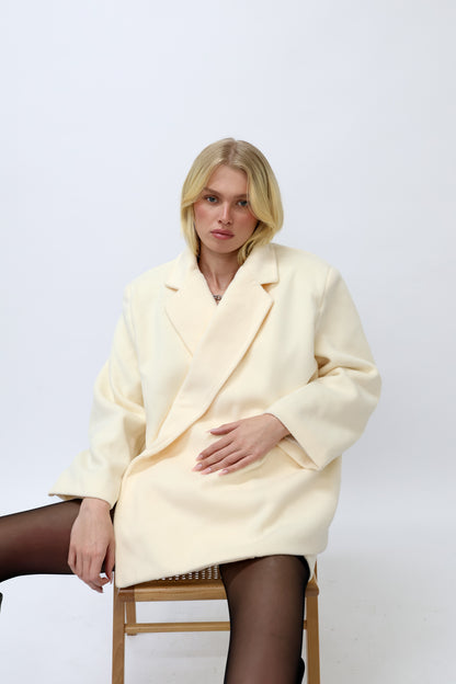 חליפה גקט ומיקרו חצאית שמנת