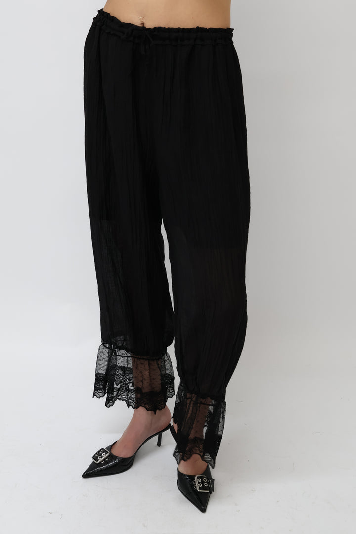 מכנסי בוהו שחורים תחרה