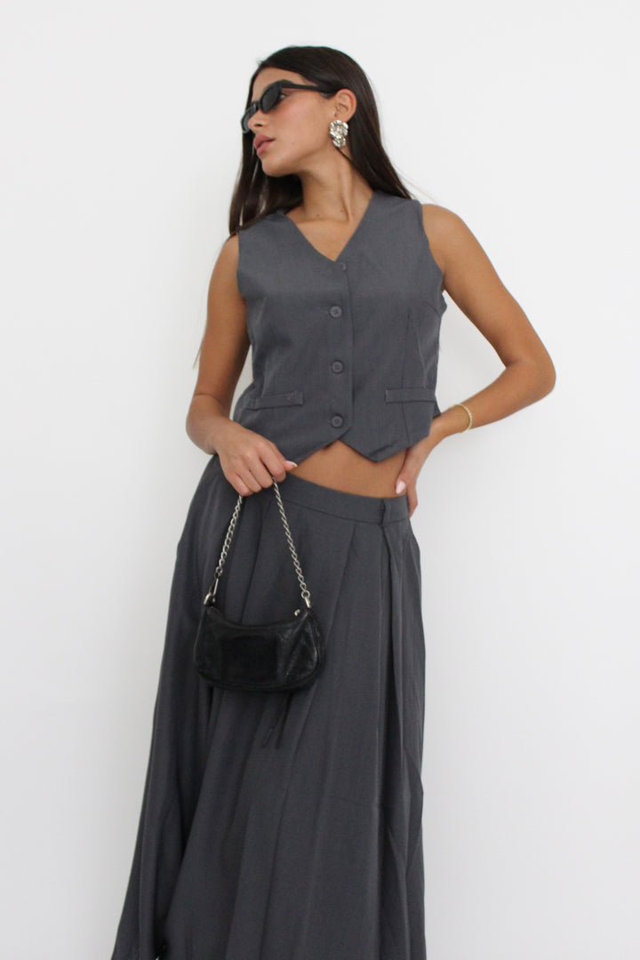 חליפת חצאית מדיבה - בז