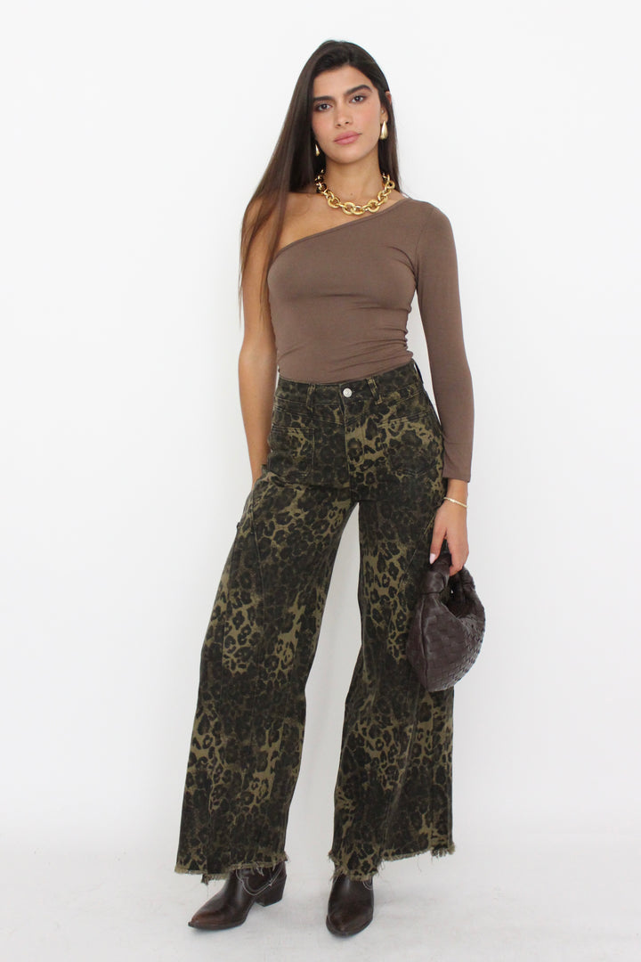 חולצת אליס כתף אחת - חום EXCLUSIVE