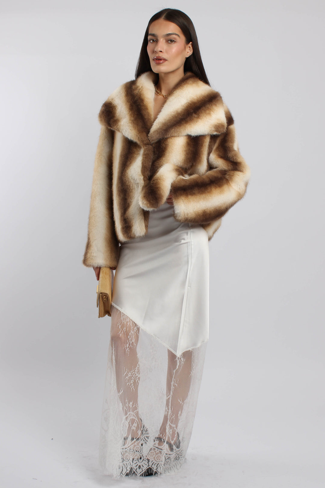 חצאית תחרה לבנה