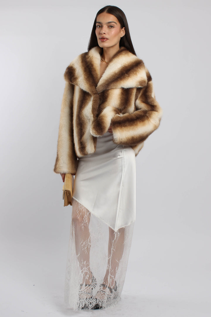 חצאית תחרה לבנה