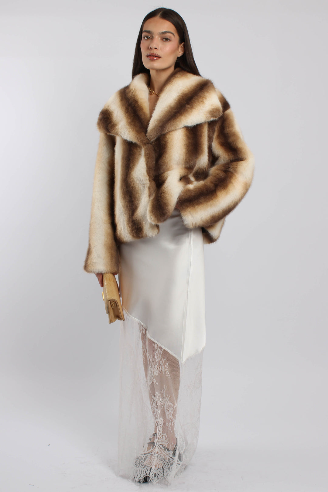 חצאית תחרה לבנה