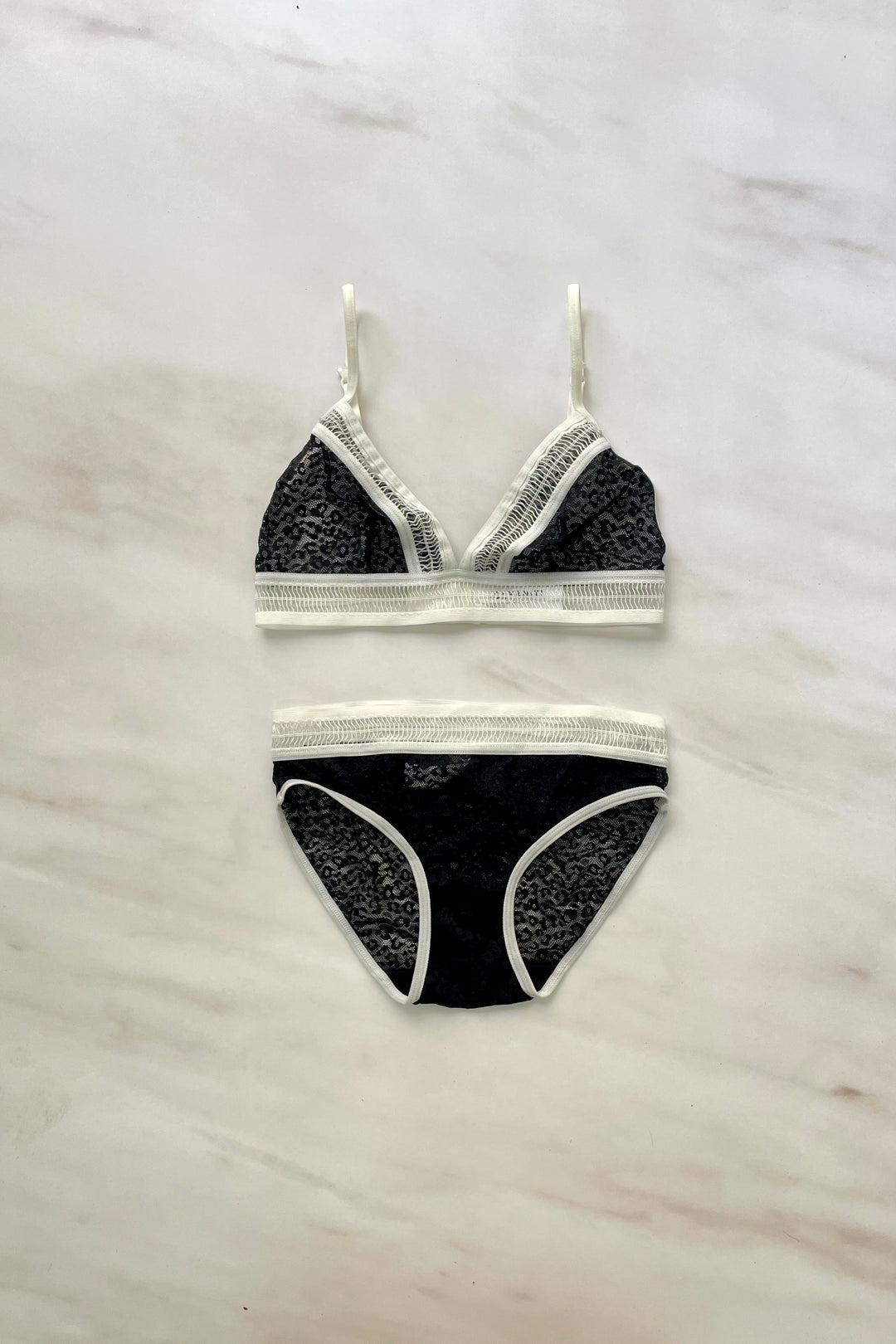 חזיית בניה שחור לבן