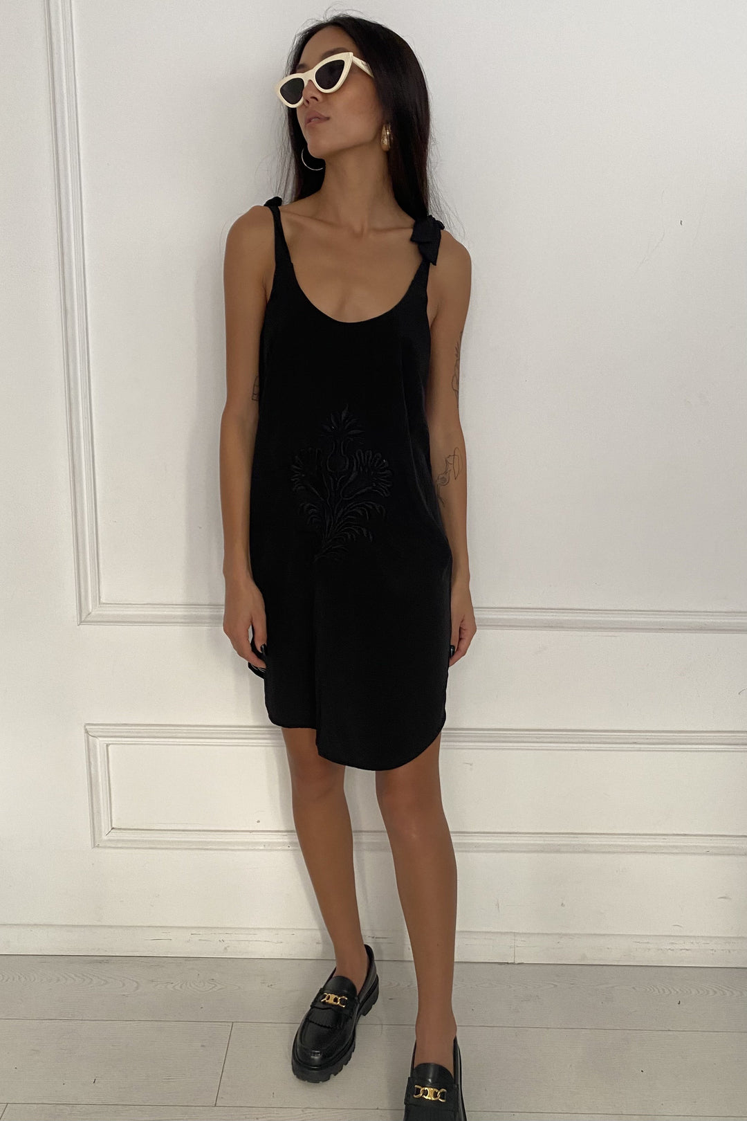 ⁨⁨שמלת אוליביה רקמה - שחור⁩⁩