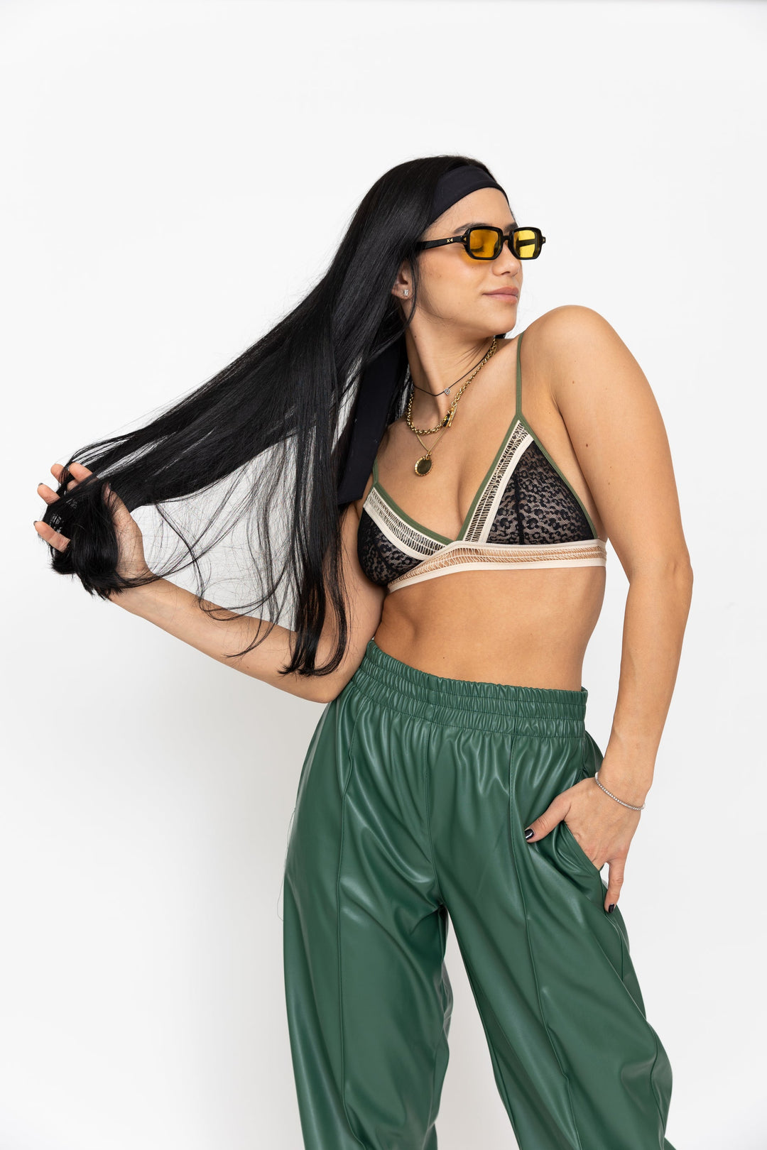 חזיית בניה שחור לבן